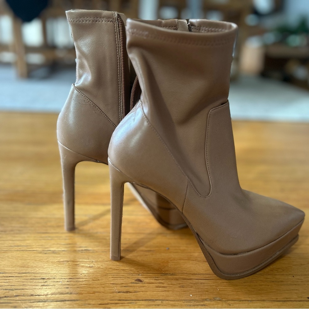 NEW Sexy Gianni Bini Tan Heeled Boots Sleek Design 8.5 NEW